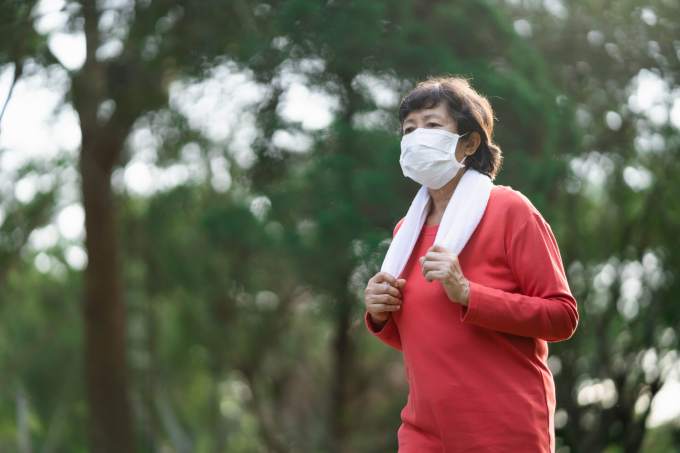 Người cao tuổi viêm phổi nặng do RSV sẽ khó hồi phục, nên chủ động phòng bệnh. Ảnh: Diệu Thuần