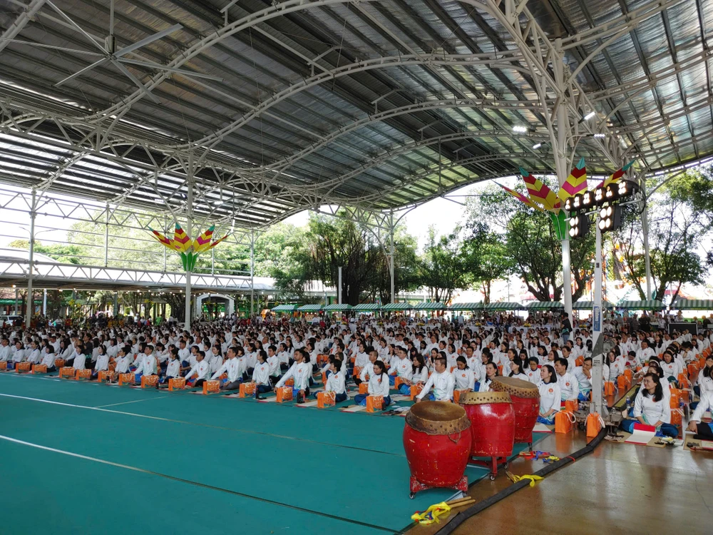 Màn đồng diễn thư pháp với sự tham gia của hơn 1.000 nghệ nhân tại Suối Tiên sáng 3-1. z7392696787623_7a22eeab507e649caf7c78db4e014e11.jpg