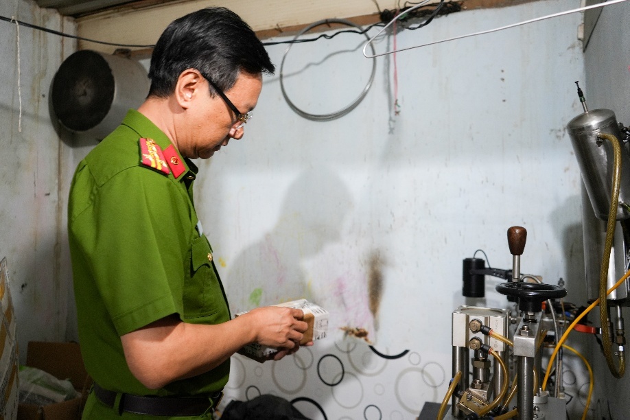 Choáng váng xưởng nước hoa giả Chanel, Dior, Le Labo... của vợ chồng Giám đốc HALOVA: Hơn 130 lít nước hoa đã pha chế, 12.400 vỏ chai và 18.000 nhãn hiệu nước hoa các loại- Ảnh 2.