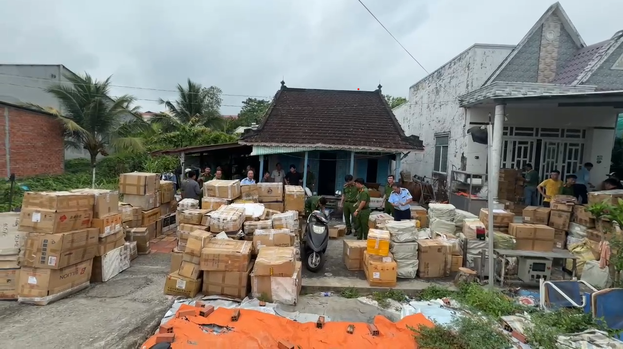 Choáng váng xưởng nước hoa giả Chanel, Dior, Le Labo... của vợ chồng Giám đốc HALOVA: Hơn 130 lít nước hoa đã pha chế, 12.400 vỏ chai và 18.000 nhãn hiệu nước hoa các loại- Ảnh 1.