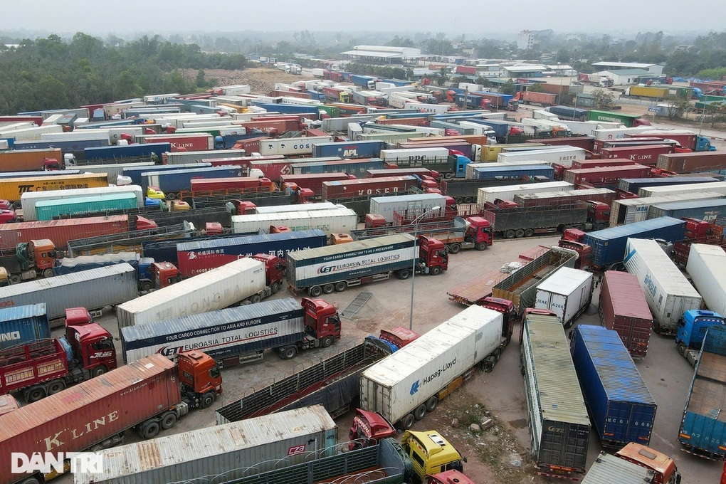 Hơn 1.300 phương tiện chở thực phẩm kẹt ở cửa khẩu: Vướng ở đâu? - 1
