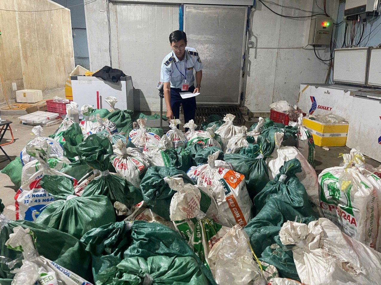 Rúng động thị trường thực phẩm cận Tết: Hơn 18 tấn thịt bò, lòng bò đông lạnh đựng trong bao tải suýt “lên mâm”- Ảnh 1.