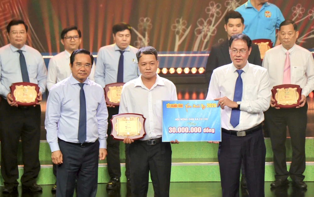 Ông Nguyễn Văn Được, Chủ tịch UBND TP.HCM và ông Nguyễn Thành Trung, Phó Chủ tịch Uỷ ban MTTQ Việt Nam TP.HCM, Chủ tịch Hội Nông dân TP.HCM tiếp nhận ủng hộ từ các đơn vị hỗ trợ. Ảnh: HẢI NHI chăm lo Tết (7).jpg