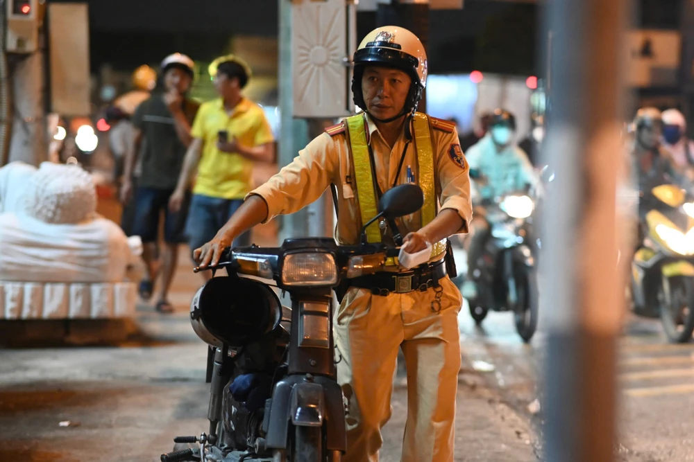 CSGT TP.HCM xử lý hơn 6.300 trường hợp vi phạm giao thông ba ngày nghỉ Tết Dương lịch. Ảnh: PHẠM HẢI z7330912669904_aed2863c3b29025ed4afadc39fc61260.jpg