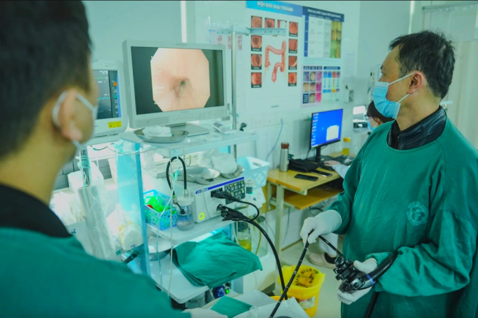 Bác sĩ Bệnh viện Bạch Mai ứng dụng AI vào nội soi tiêu hóa phát hiện sớm ung thư. Ảnh: Thế Anh