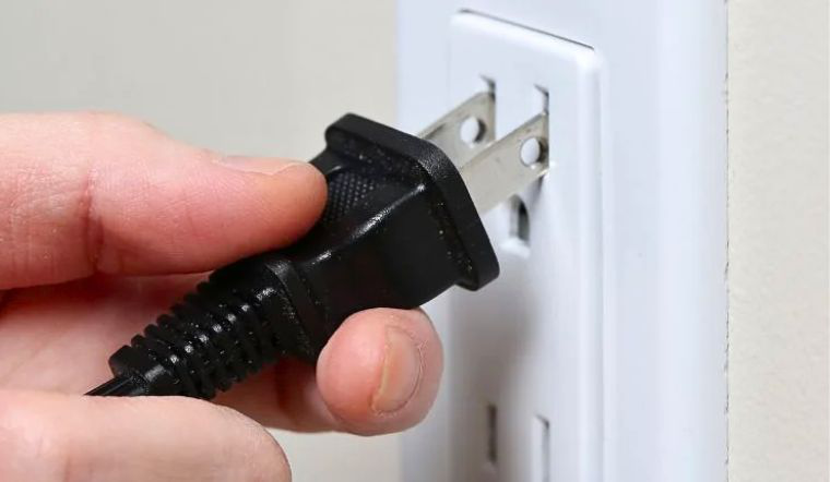 Hơn 90% người dùng đồ điện không biết công dụng của 2 chiếc lỗ nhỏ trên phích cắm dẹt- Ảnh 1. Hơn 90% người dùng đồ điện không biết công dụng của 2 chiếc lỗ nhỏ trên phích cắm dẹt- Ảnh 1.