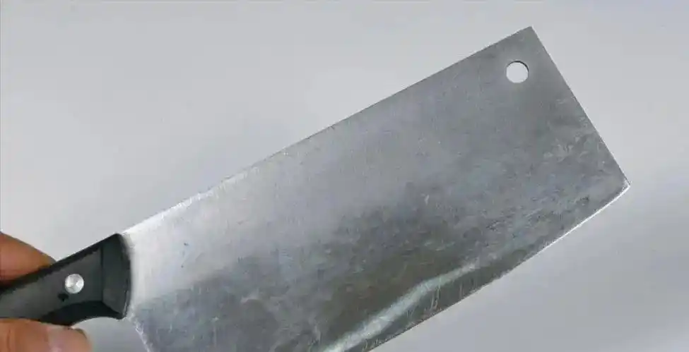 Hơn 90% người dùng không biết công dụng của chiếc lỗ nhỏ trên dao nhà bếp- Ảnh 1.