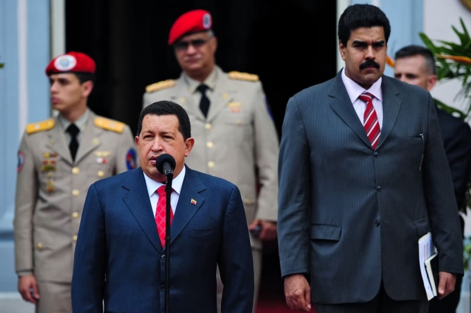 Tổng thống Venezuela Hugo Chavez (trái) cùng ngoại trưởng Nicolas Maduro tại dinh tổng thống Miraflores ở Caracas vào tháng 7/2010. Ảnh: AFP
