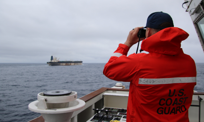 Thành viên lực lượng tuần duyên Mỹ quan sát tàu dầu Marinera trong ảnh đăng ngày 7/1. Ảnh: EUCOM