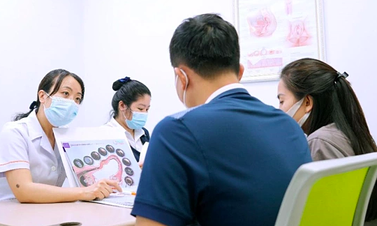 Ths.BS Lê Thị Thu Hiền tư vấn cho bệnh nhân. Ảnh: Bệnh viện cung cấp