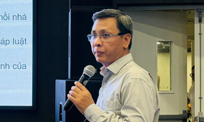 TS Phạm Trần Hải, Phó trưởng phòng Nghiên cứu Quản lý đô thị, Viện Nghiên cứu Phát triển TP HCM, trình bày tại hội thảo, chiều 16/1. Ảnh: An Phương