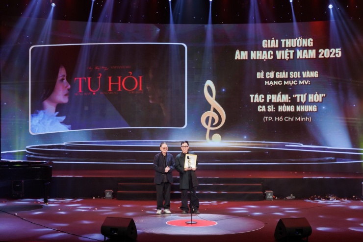 MV Tự hỏi của Hồng Nhung được trao giải Sol Vàng ở hạng mục MV.