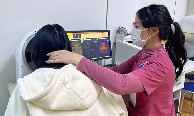 Một bệnh nhân khám da tại Bệnh viện Da liễu Trung ương. Ảnh: Lê Nga