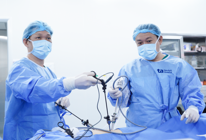 Bác sĩ Cương (trái) và BS.CKI Phạm Thế Anh phẫu thuật nội soi cắt thận trái cho chị Lan. Ảnh: Bệnh viện Đa khoa Tâm Anh