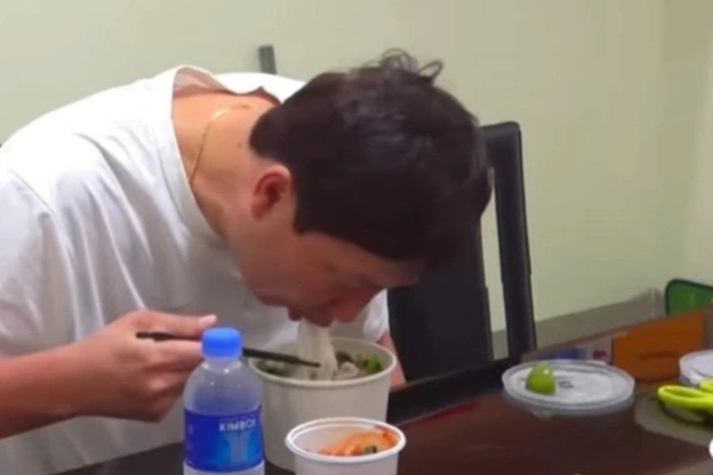 Huấn luyện viên U23 Việt Nam Kim Sang Sik gây sốt khi ăn phở cùng kim chi - 1