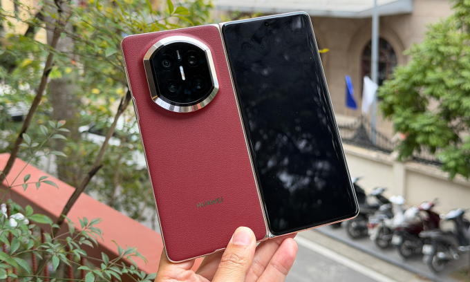 Điện thoại gập Mate X7 xuất hiện tại Việt Nam. Ảnh: Tuấn Hưng