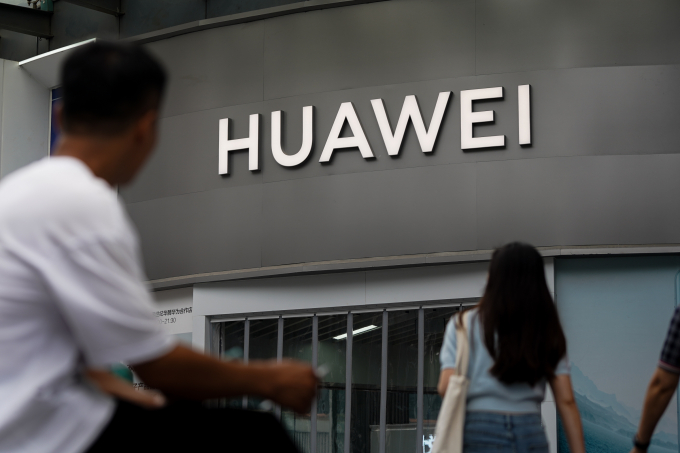 Logo Huawei tại một cửa hàng ở chợ điện tử Thâm Quyến, Trung Quốc, tháng 4/2024. Ảnh: Lưu Quý