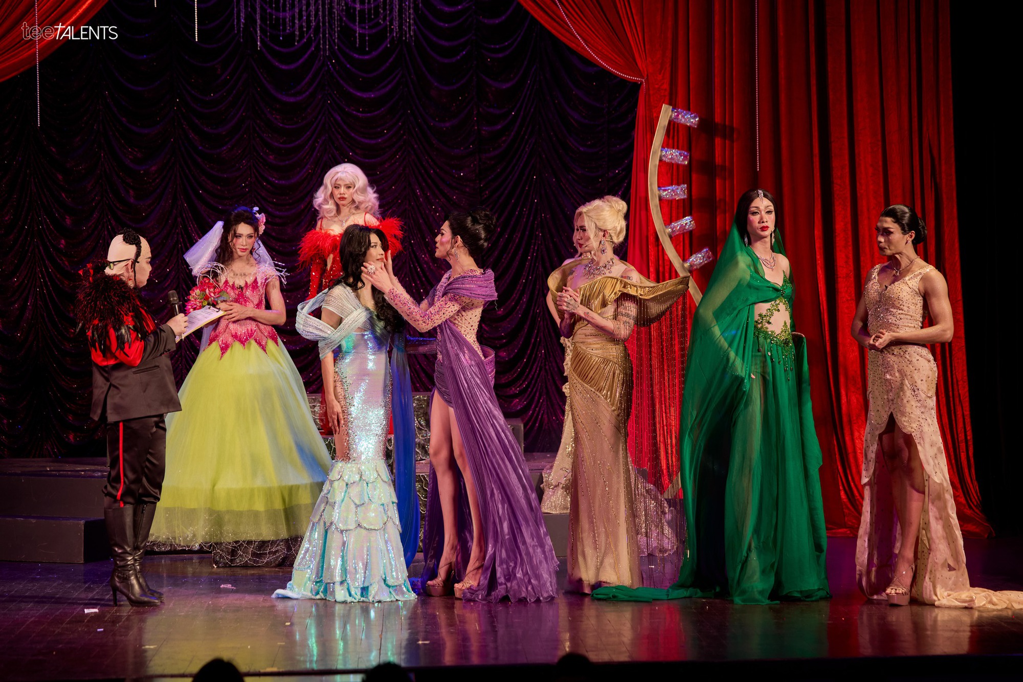 Đi xem kịch nhưng 