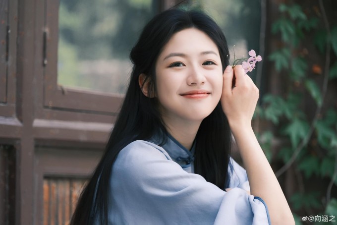 Hướng Hàm Chi giữ dáng nhờ pilates và lối sống tối giản 1 Hướng Hàm Chi là diễn viên trẻ tiềm năng thuộc thế hệ 10X, gắn với dòng phim thanh xuân.