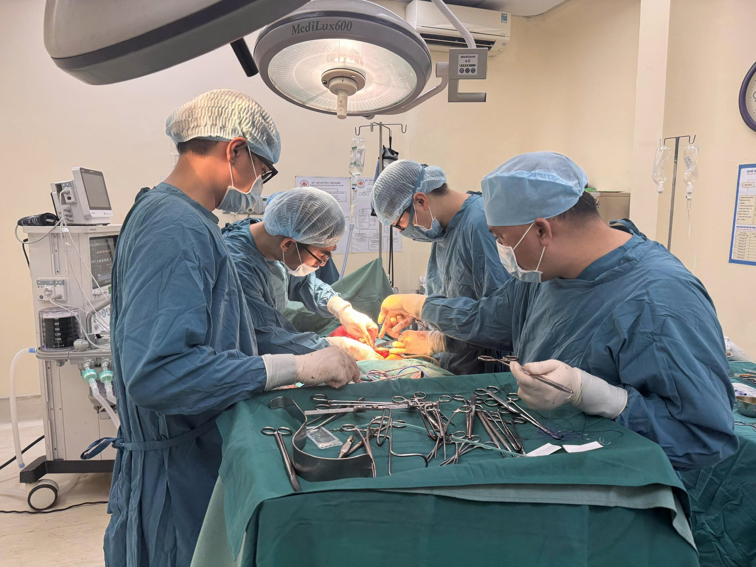 Hút thuốc lá suốt 30 năm, người đàn ông tại TP.HCM tiểu ra máu - Ảnh 1.