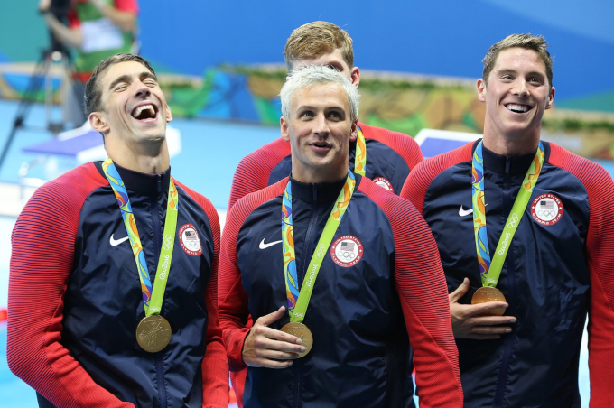 Ryan Lochte (giữa) cùng Michael Phelps (trái) giành HC vàng tiếp sức 4x200 m tự do tại Olympic Rio 2016.