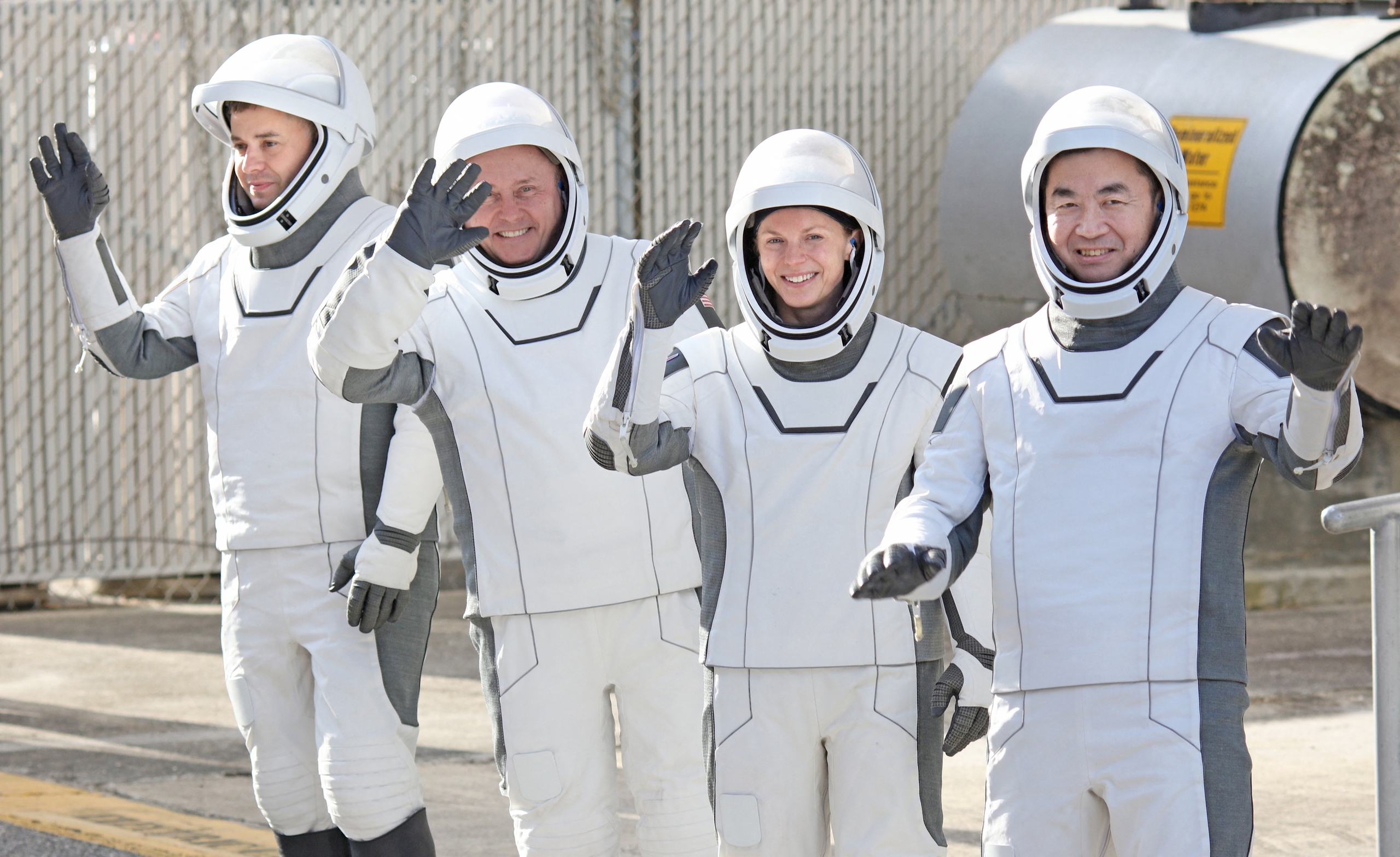 ISS lần đầu sơ tán y tế: Khi trở về Trái đất, phi hành gia đối mặt rủi ro sức khỏe nào? - Ảnh 3.