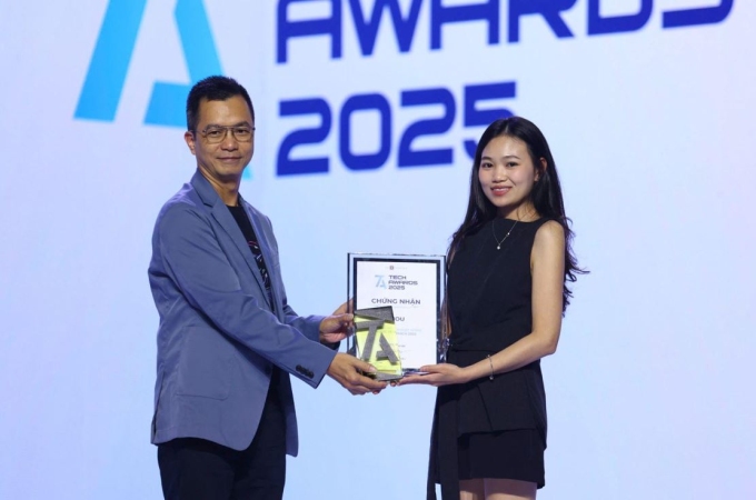 Bà Hoàng Liên đại diện Imou Việt Nam nhận giải tại Tech Awards 2025. Ảnh: Quỳnh Trần