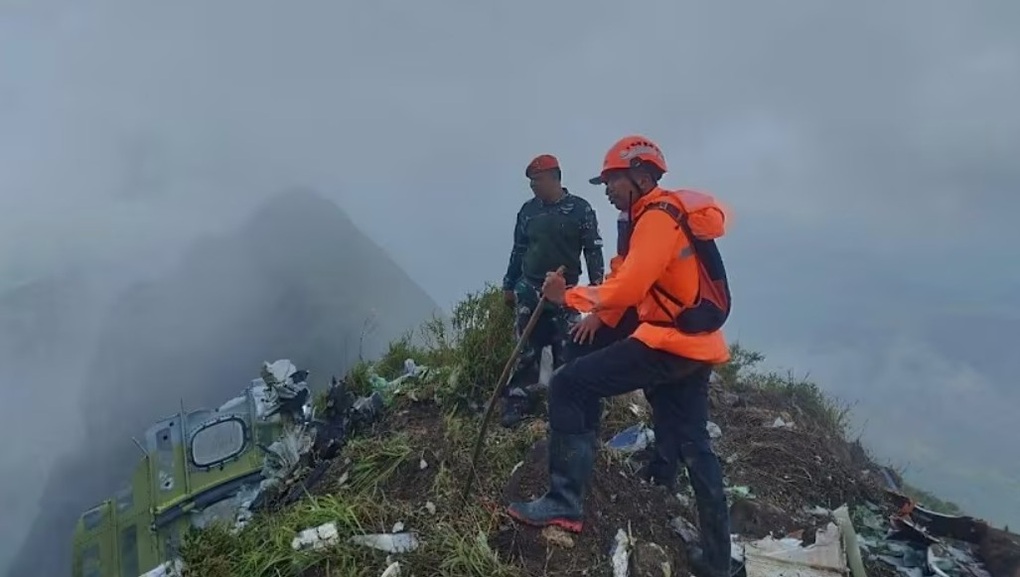 Indonesia tìm thấy mảnh vỡ máy bay chở 11 người gặp nạn - 1