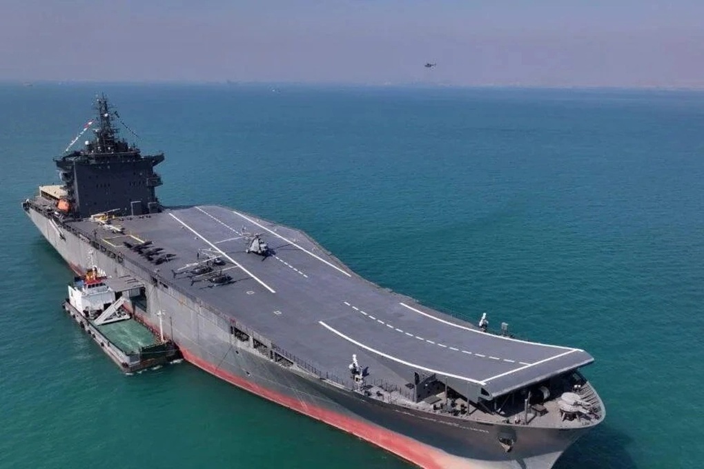 Iran điều tàu sân bay đến eo biển Hormuz giữa lúc căng thẳng - 1