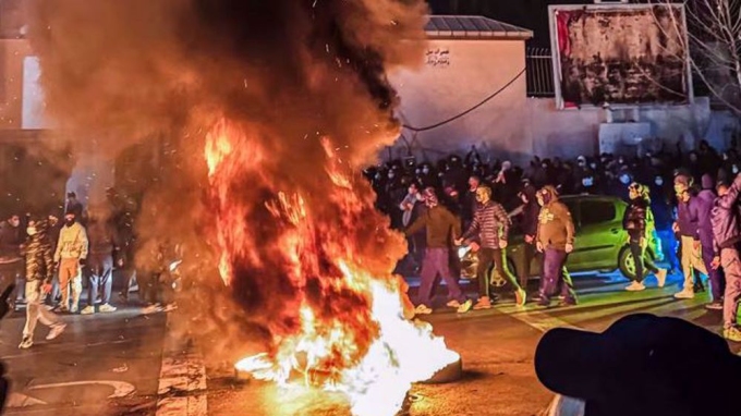 Người biểu tình đốt lốp xe trên đường phố thủ đô Tehran của Iran ngày 9/1. Ảnh: Tasnim