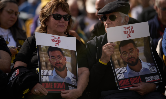 Người dân cầm ảnh Ran Gvili trong cuộc tuần hành kêu gọi đưa thi thể anh trở về tại Tel Aviv, Israel hôm 23/1. Ảnh: AP