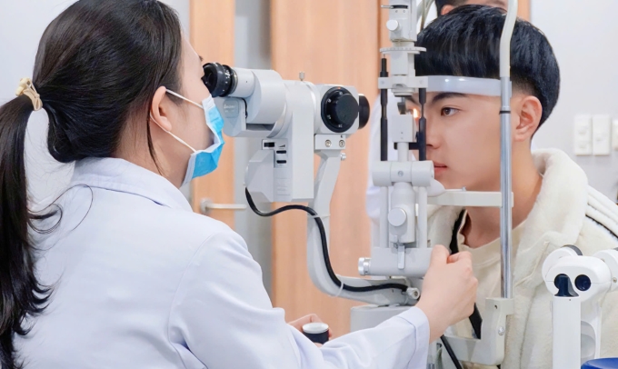 Bác sĩ khám mắt cho bệnh nhi. Ảnh: Tiến Đức