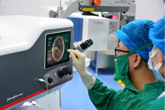 Bác sĩ phẫu thuật xóa cận cho bệnh nhân. Ảnh: Tiến Đức