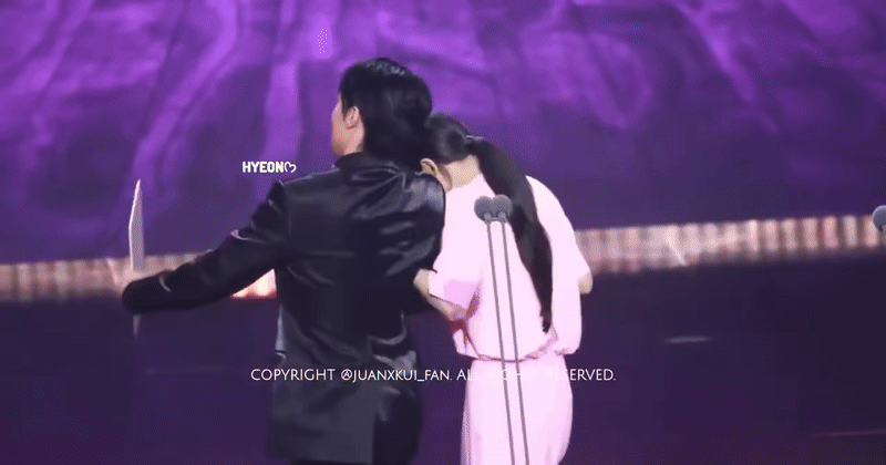 Cặp đôi ngôn tình công khai tình tứ quá mức cho phép ngay trên sóng trực tiếp, 2 anh chị yêu nhau thật đấy à?- Ảnh 4.