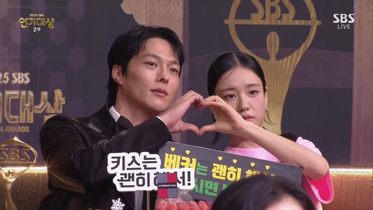 Cặp đôi ngôn tình công khai tình tứ quá mức cho phép ngay trên sóng trực tiếp, 2 anh chị yêu nhau thật đấy à?- Ảnh 1.