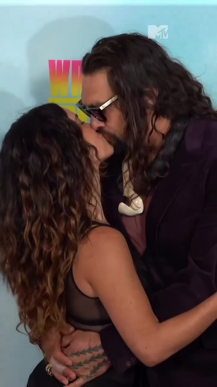 Jason Momoa hôn bạn gái kém 13 tuổi tại buổi ra mắt "The Wrecking Crew"