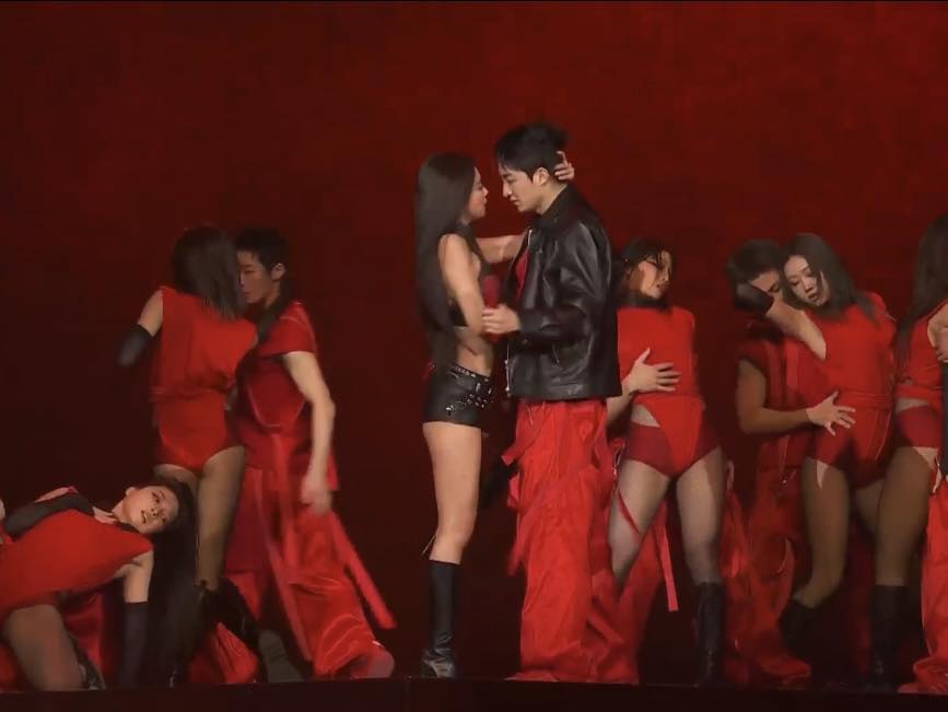 Jennie đốt mắt ở “Grammy Hàn Quốc”, hở bạo tương tác thân mật với vũ công nam không sợ thứ gì- Ảnh 3.