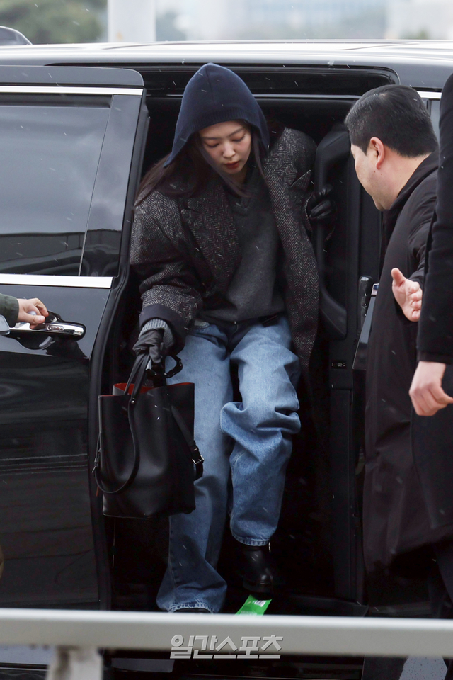 Jennie khiến truyền thông xốn xang cả 1 ngày, pha lựa đồ rõ nhiều ẩn ý- Ảnh 1.