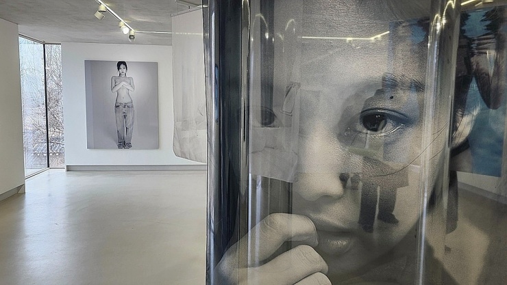 Jennie đón sinh nhật tuổi 30 hôm 16/1. Dịp này, ca sĩ lần đầu mở triển lãm ảnh mang tên J2NNI5, công bố bộ hình của cô thời đôi mươi. Sự kiện diễn ra tại phòng trưng bày Youthquake, Seoul (Hàn Quốc), từ ngày 16 đến 29/1. Ảnh: Korea JoongAng Daily