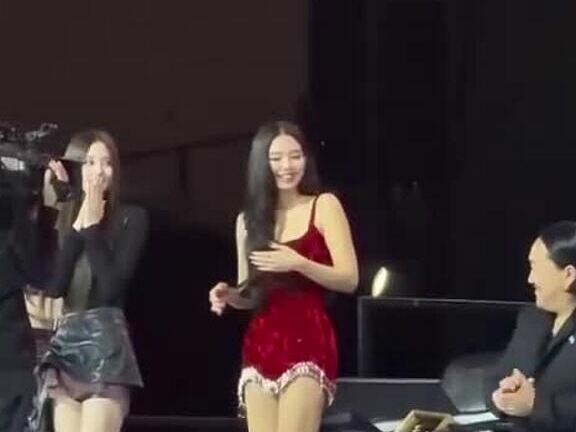 Khoảnh khắc Jennie liên tục nhận giải gây sốt