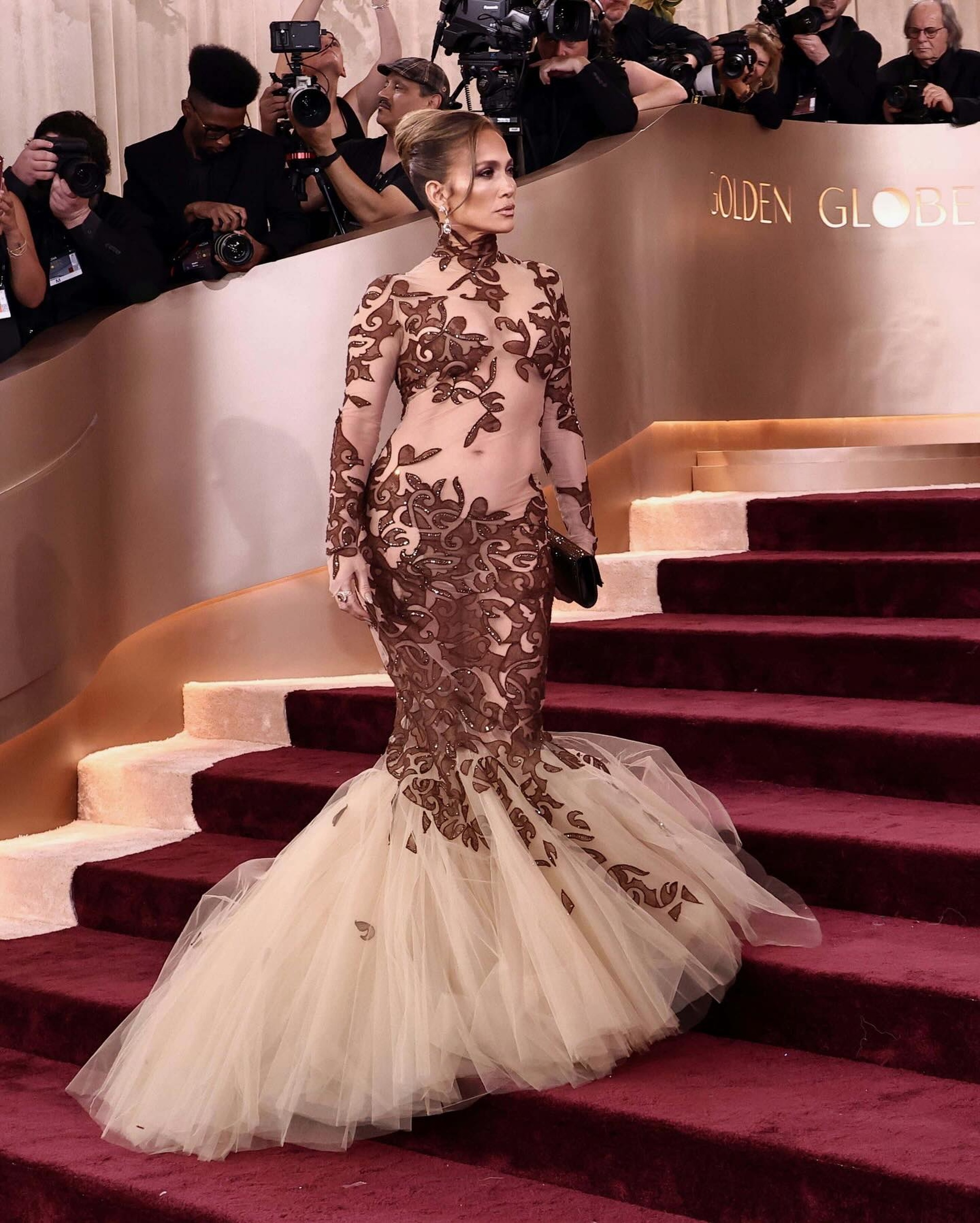 Jennifer Lopez diện váy xuyên thấu, chứng minh “tuổi tác chỉ là con số” - 1