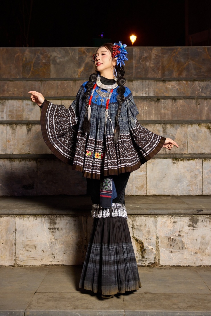 Jennifer Phạm là một trong các giám khảo của Hoa hậu Du lịch Việt Nam 2026. Cô có mặt ở Sa Pa từ sớm, trang điểm và chuẩn bị trang phục cho chung kết, diễn ra tại sân khấu ngoài trời ở trung tâm Sân Quần.