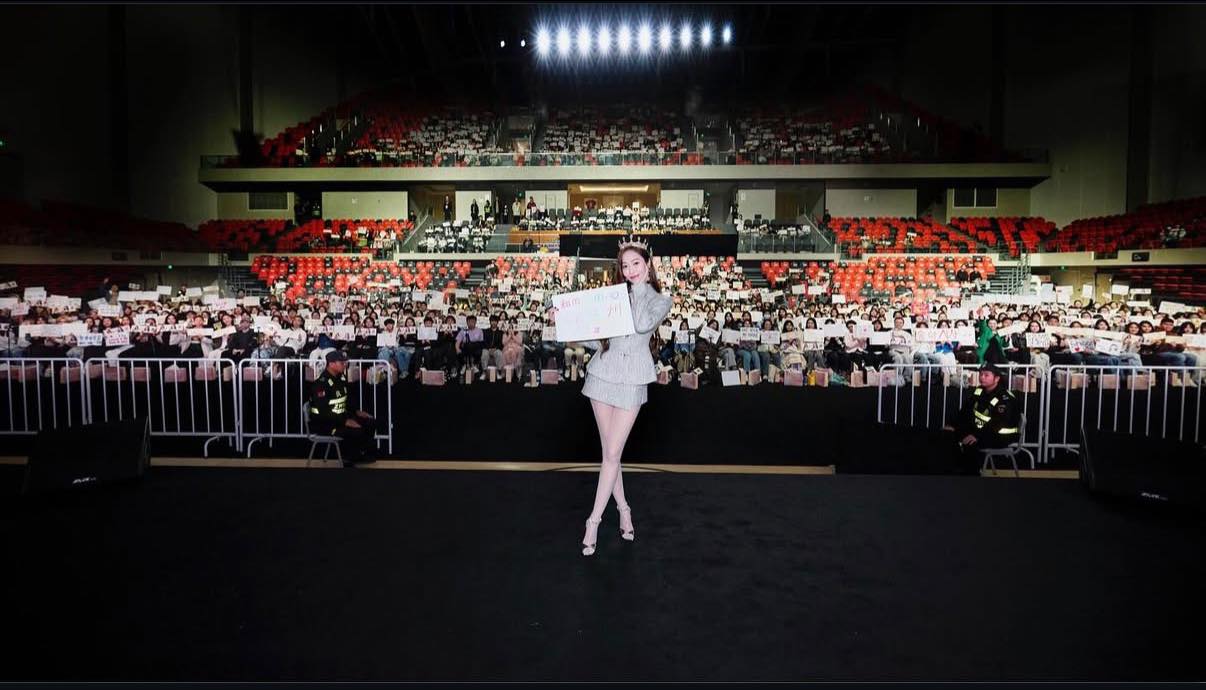 Cái giá cho sự phản bội của con cưng showbiz: Concert trống huơ trống hoác, phá sản bị khách hàng đòi nợ- Ảnh 1.