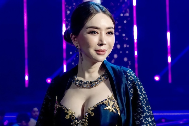 Nữ tỷ phú chuyển giới Anne Jakrajutatip.