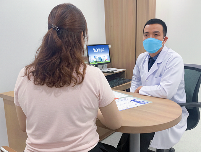 Bác sĩ Tùng tư vấn liệu trình giảm cân cho chị Thảo. Ảnh: Bệnh viện Đa khoa Tâm Anh