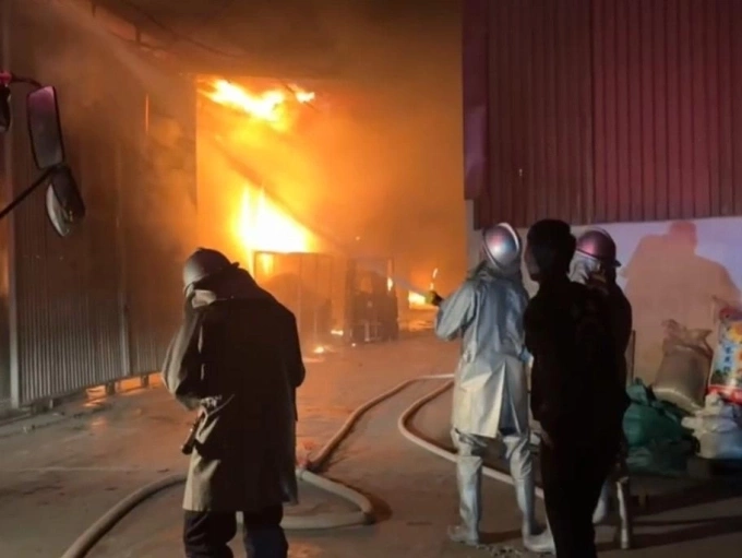 Một vụ cháy xưởng sản xuất ở Đan Phượng, Hà Nội, hôm 10/1. Ảnh: Tiền Tiến