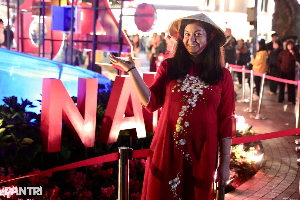 Khách Tây mặc áo dài, đội nón lá, nhảy cùng người Hà Nội đón năm mới - 1