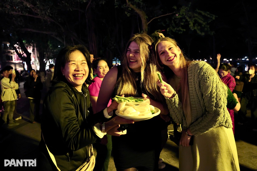 Khách Tây mặc áo dài, đội nón lá, nhảy cùng người Hà Nội đón năm mới - 2