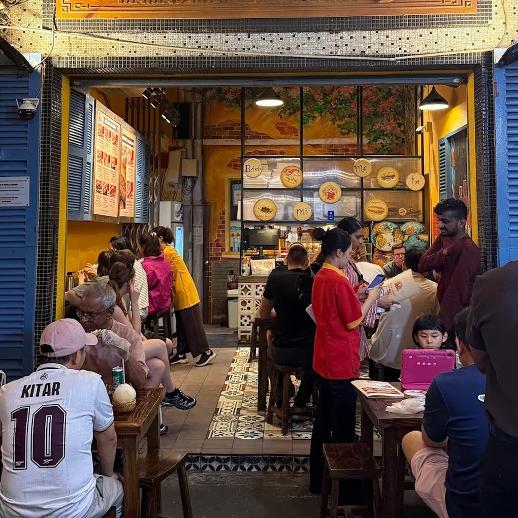 Khách Tây nói gì sau khi ăn chiếc bánh mỳ tôm hùm giá 1 triệu đồng ở TPHCM? - 1