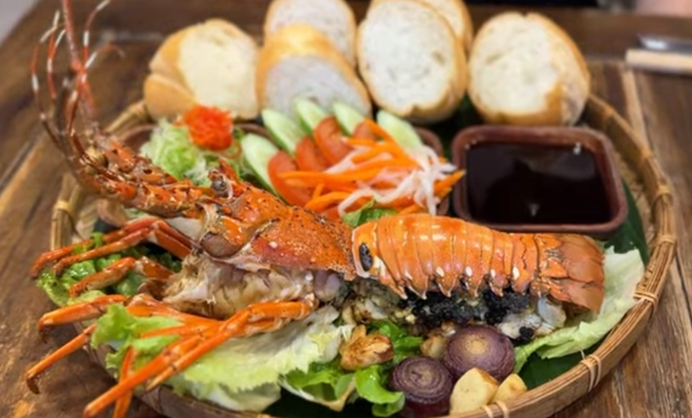 Khách Tây nói gì sau khi ăn chiếc bánh mỳ tôm hùm giá 1 triệu đồng ở TPHCM? - 2